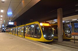 Tramstel 6002 van de Uithoflijn bij de halte Utrecht CS Centrumzijde, op de openingsdag; 14 december 2019.