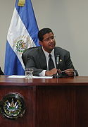 La bandera de El Salvador junto al ex-presiente Francisco Flores Pérez, 2001