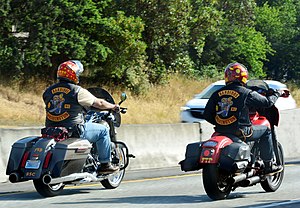 Två medlemmar från Bandidos åker på Interstate 5 i Pierce County, Washington, USA