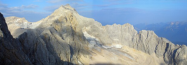 Zugspitze mit Schneeferner (ganz links oben) und Höllentalferner von Osten