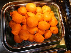 Kwek kwek ، تخم بلدرچین سرخ شده در خمیر، یک میان‌وعدهٔ محبوب خیابانی در فیلیپین