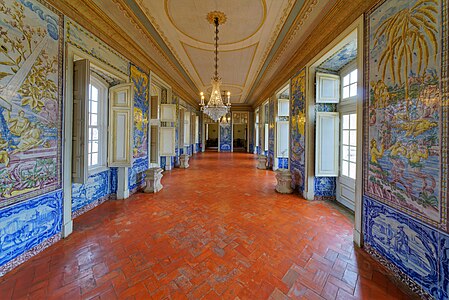 A "Sala de Mangas" decorada com painéis de azulejos que ilustram a riqueza das colónias portuguesas[16]