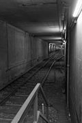 Beleuchteter Tunnel Westseite, U-Bahn-Haltestelle Harras, München.jpg