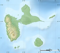 Mapa konturowa Gwadelupy, po lewej nieco na dole znajduje się czarny trójkącik z opisem „Soufrière”