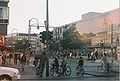 Circulation automobile et cycliste à Hermannplatz au printemps 2009.