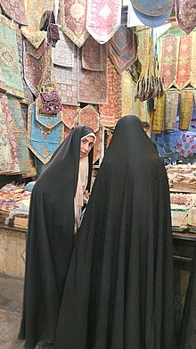 Mujeres con chador comprando en el bazar de Shiraz