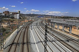 La línia a la Sagrera (esquerra), al costat de la línia d'alta velocitat cap a França (centre) i la línia de Mataró (dreta)