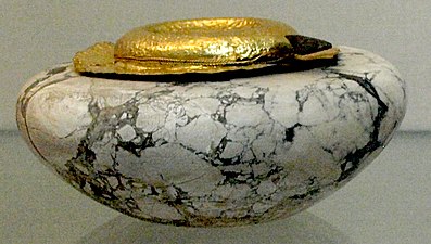 Kalkstenen pot met gouden deksel uit het graf van Chasechemoey British Museum