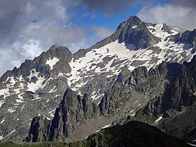 Vue de la face sud du mont Ponset ; en avant-plan, les arêtes de la pointe André.