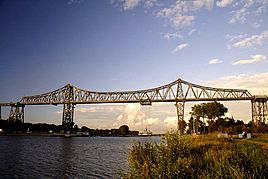 Jernbanebroen over Kielerkanalen med svævefærgen
