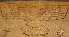 아시리아의 날개 달린 태양 상징을 입은 남성상(기원전 9세기 님루드 북서쪽 궁전). 이 성상은 나중에 조로아스터교의 파라바하르 상징을 낳았다.