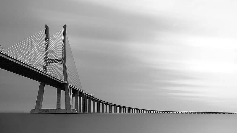 圖為葡萄牙里斯本的華士古·達伽馬大橋。