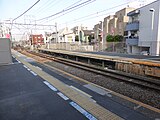 大井町方周辺道路付替えとホーム延伸に伴い、当駅でのドアカットは解消された。