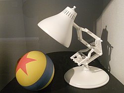 Fotografía da mascota de Pixar, Luxo Jr.[40] xunto á pelota característica de Toy Story, durante unha exhibición do estudio en Italia.