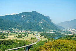 Panorama grada pored autoputa za tunel