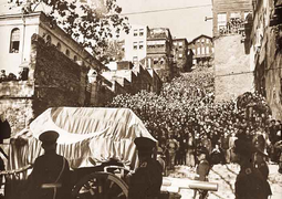 Atatürk'ün cenaze töreninde tabutu üzerine örtülmüş Türk bayrağı