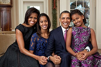 Portrétní fotografie rodiny amerického prezidenta v Oválné pracovně: Barack Obama s první dámou Michelle Obamovou a dcerami Maliou a Sachou (autor: Pete Souza, 2011)