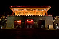 Sisäänkäynti Chengden kesäpalatseille, iltavalaistus.
