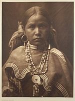 Niña jicarilla fotografiada por Edward S. Curtis en 1907