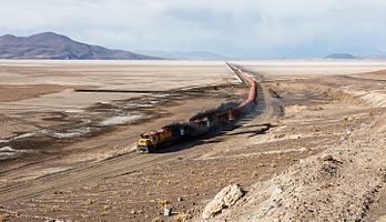 Trecho da ferrovia de carga nacional e internacional de Antofagasta (Chile) à Bolívia cruzando o salar de Carcote, norte do Chile. (definição 6 912 × 3 977)