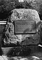 Kamień z pierwszą tablicą pamiątkową ustawiony w miejscu akcji przy jezdni Alej Ujazdowskich w 1956