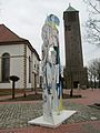 Kunstwerk „Man met schaap“ bij de St. Vituskerk