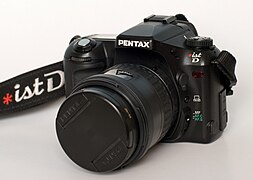 Pentax *ist D avec objectif Pentax FA 20-35 mm f/4 AL.