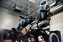 Una sedia a rotelle in piedi è un dispositivo automatizzato che aiuta l'utente a spostarsi da una posizione seduta, a una posizione eretta e spesso torna a terra se la sedia ha le capacità per farlo. Sono comuni tra le persone con: distrofia muscolare, sclerosi multipla e altri disturbi che compromettono le funzioni motorie.