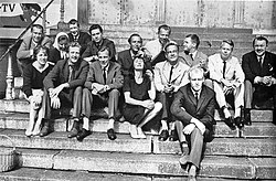Billquist (andra raden, fjärde från vänster) tillsammans med TV-teaterensemblen säsongen 1961/1962.