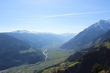 Etschtal flussaufwärts mit Talstufe Töll und Zielspitze (rechts), Foto April 2012 bei Algund.