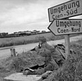 Surveillance d'un carrefour près de Ranville par la 6th Airborne Division le 7 juin 1944.