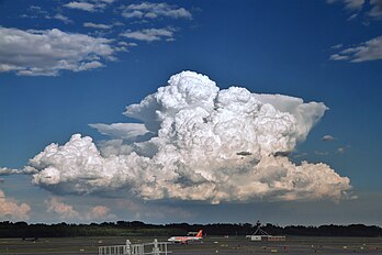 Un cumulonimbus près de l'aéroport de Milan Malpensa. (définition réelle 4 500 × 3 000)