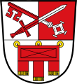 Gemeinde Röthenbach im Allgäu Geteilt; oben gespalten von Silber und Rot, darauf schräg gekreuzt ein Schlüssel und ein Schwert in verwechselten Farben; unten in Silber eine dreilatzige golden befranste rote Sturmfahne mit drei goldenen Ringen.