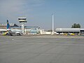 Terminal, Tower (links) und Cargobereich (rechts) (vor dem Ausbau)