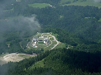 Depuis le « Nid d’aigle », vue (en 2005) sur le Kempinski Hotel Berchtesgaden (de) (emplacement de l’ancienne résidence de Göring).
