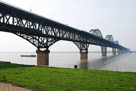 El puente de Jiujiang es un puente de tres arcos acabado en 1992.