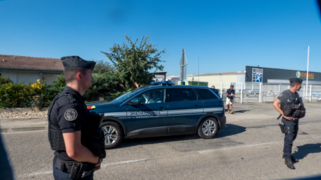 Le Président Emmanuel Macron dans un Peugeot 5008 de la Gendarmerie.png