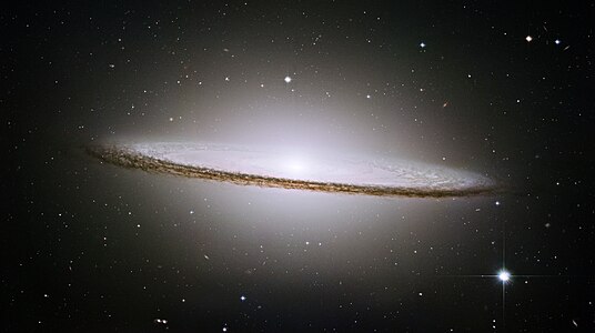 Sombrero Gökadası (ayrıca M104 veya NGC 4594 olarak da bilinir), Başak takımyıldızı yönünde bulunan bir Çubuksuz sarmal gökada (Üreten: NASA, ESA)