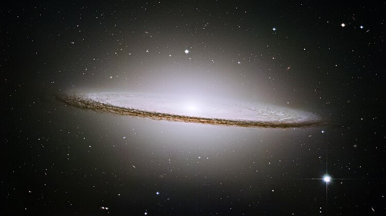 Сомбрерообразная галактика M104 на снимке, сделанном телескопом «Хаббл»
