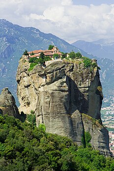 Un des monastères des Météores : le monastère Aghia Triada, en Thessalie. (définition réelle 1 365 × 2 048)