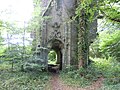 Porte en plein cintre de la tour d'escalier du château ruiné de Rustéphan