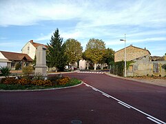 Pradines - Rue village devant mairie.jpg