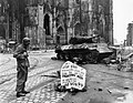 En amerikansk soldat og en utbrent Panzer V foran katedralen den 4. april 1945.