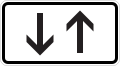 Zusatzzeichen 1000-31 beide Richtungen, zwei gegengerichtete senkrechte Pfeile