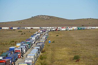 File de camions à la traversée du ferry à travers le détroit de Kertch le 12 octobre 2022, après la destruction partielle du pont de Crimée.