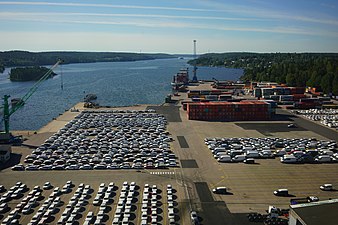 Sydhamnen inom Södertälje hamn med bilar och containrar.