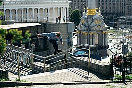 Artem Jvorostenko patinando en la Plaza de la Independencia
