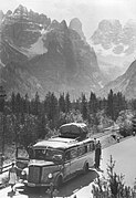 Un bus touristique dans l'ascension du col en 1950.