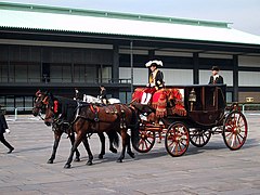 Es privilegio de cada nuevo embajador que llega al palacio para entregar su acreditación, el que lo recojan en la Estación de Tokio, ya sea en una limusina o en el carruaje. Aunque el carro no es tan cómodo como la limusina moderna, la mayoría elige el carruaje.