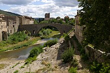 Lagrasse (Aude) village et vieux pont en été.jpg